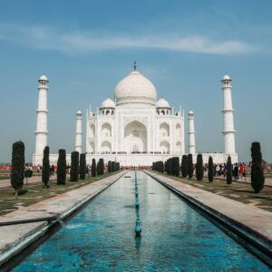 Vista del Taj Mahal al fondo con cielo azul. India