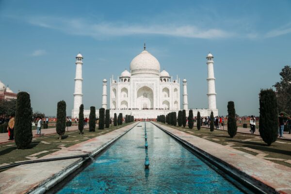 Vista del Taj Mahal al fondo con cielo azul. India